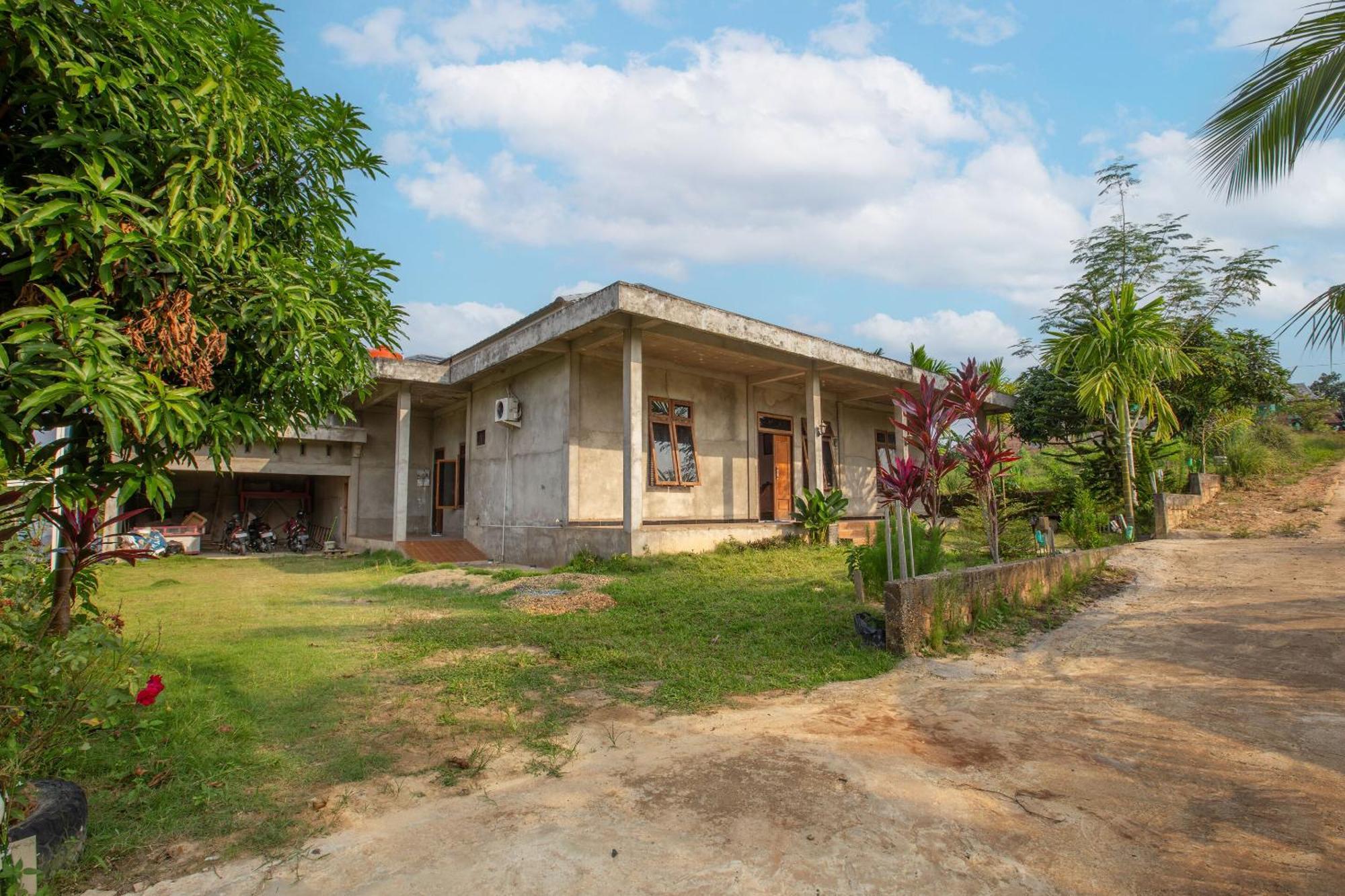 Oyo 92587 Homestay Romauli Kampung Radja Jambi Luaran gambar