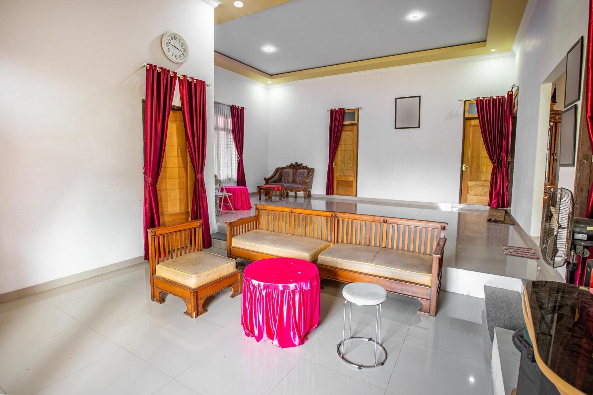 Oyo 92587 Homestay Romauli Kampung Radja Jambi Luaran gambar