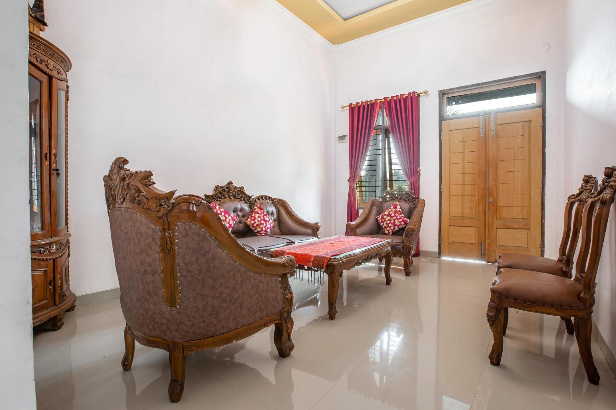 Oyo 92587 Homestay Romauli Kampung Radja Jambi Luaran gambar