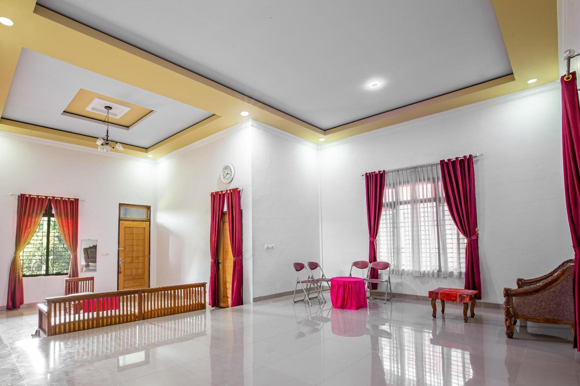 Oyo 92587 Homestay Romauli Kampung Radja Jambi Luaran gambar
